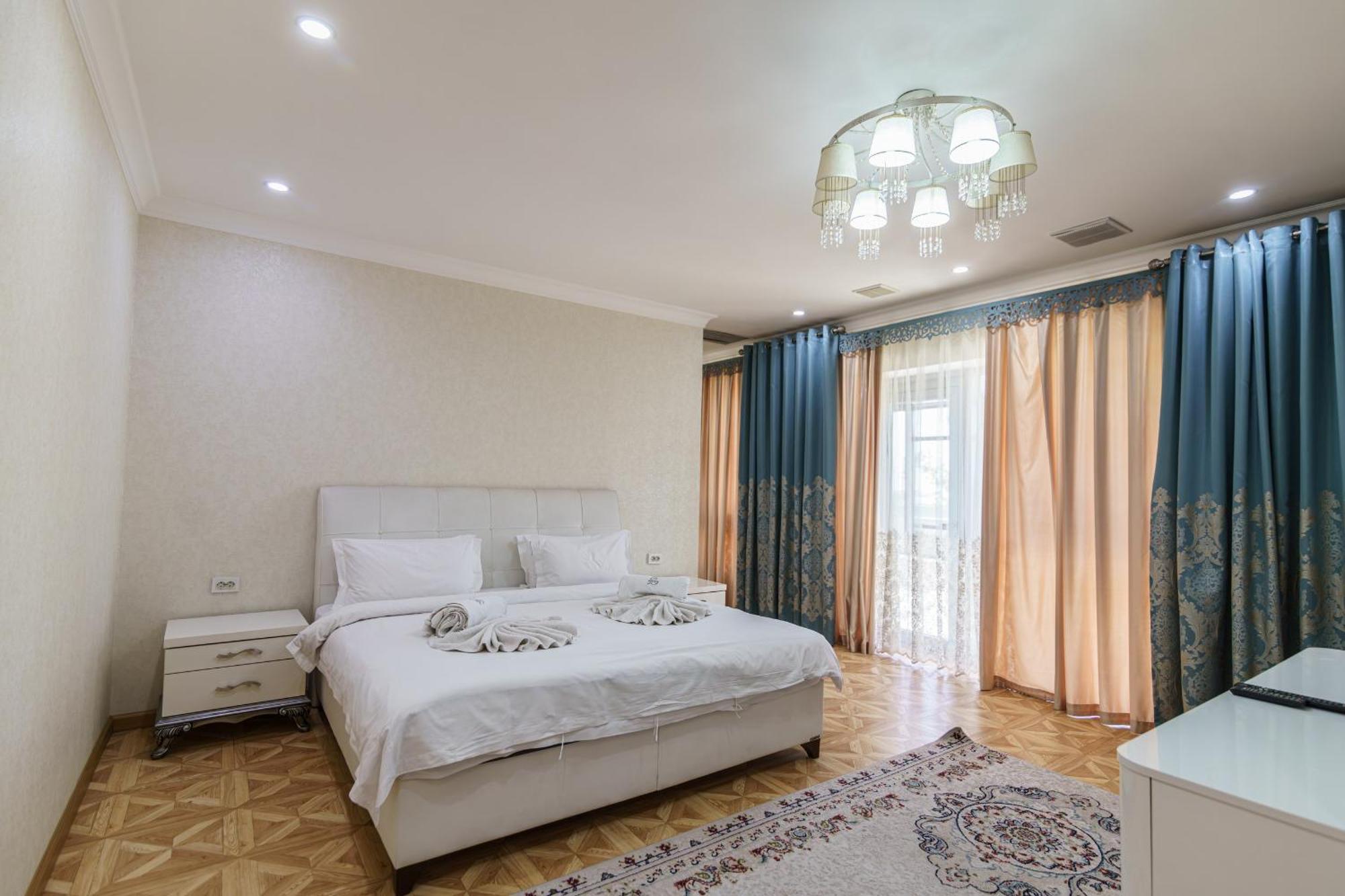 Park Hotel al Bustan Shymkent Bagian luar foto