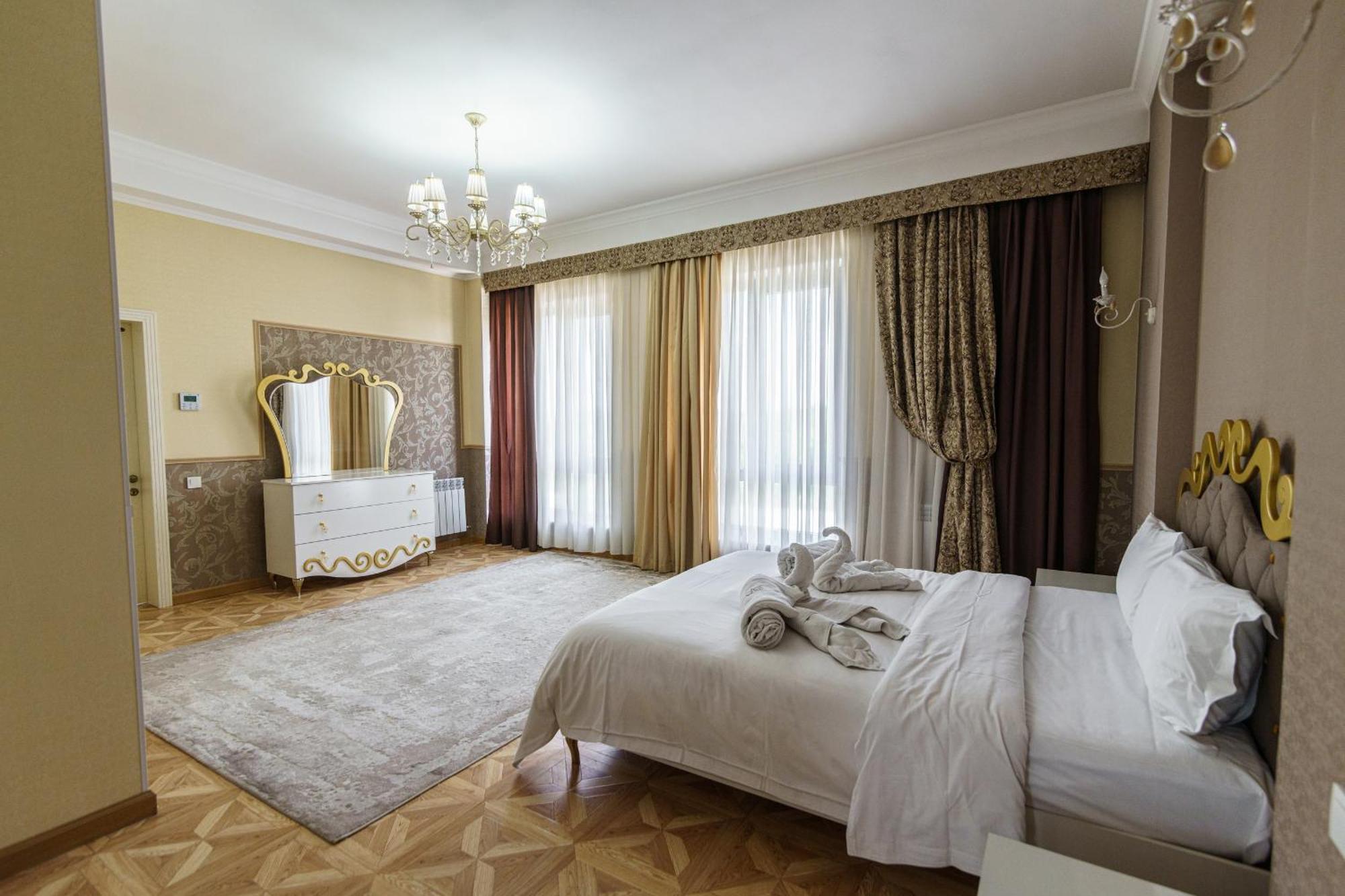 Park Hotel al Bustan Shymkent Bagian luar foto