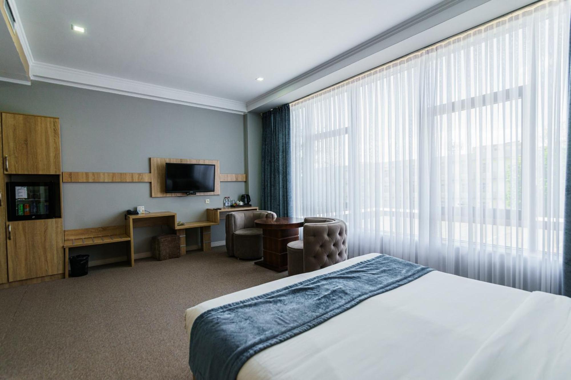 Park Hotel al Bustan Shymkent Bagian luar foto